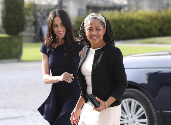 Meghan Markle y su madre a su llegada al hotel en su última noche de soltera