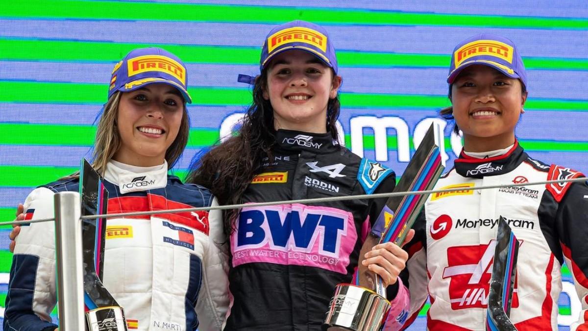 Nerea Martí, Abbi Pulling y Chloe Chambers en el podio del Circuit de Barcelona Catalunya