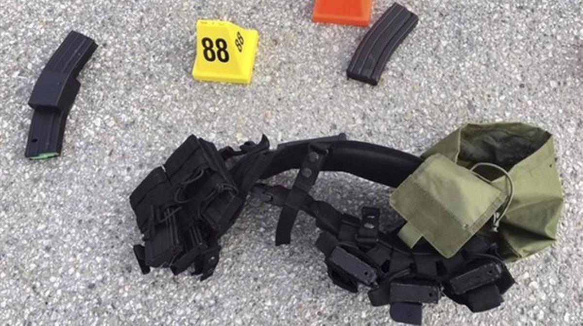 Cinturó amb carregadors trobat al domicili dels autors del tiroteig de San Bernardino.