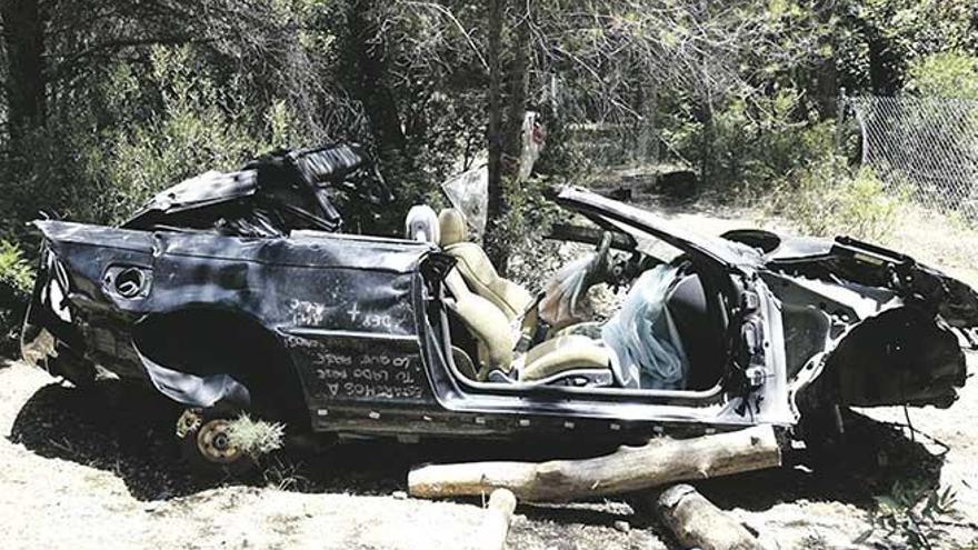 El BMW descapotable implicado en el accidente que causó tres muertes en abril de 2016 aún permanece en el lugar.