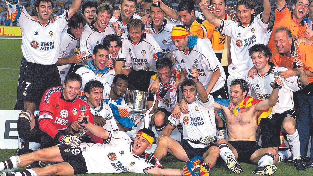 La plantilla del Valenciafesteja la Copa en La Cartuja aquel 26 de junio del 99. El último título era la Supercopa de Europa de diciembre de 1980.