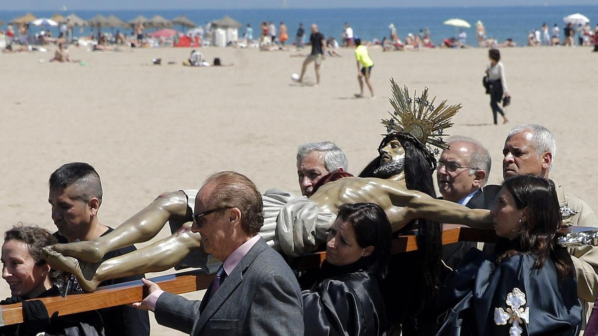 La imagen de Cristo es llevada a hombros en Viernes Santo durante la procesión en la playa de la Semana Santa Marinera, en València.