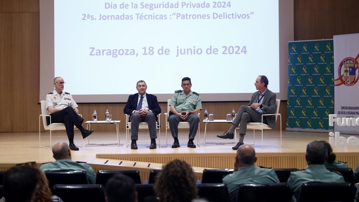 De izda. a dcha., José Otín, Javier Villaba y Emilio Lafaja, en las Jornadas Técnicas sobre Patrones Delictivos.