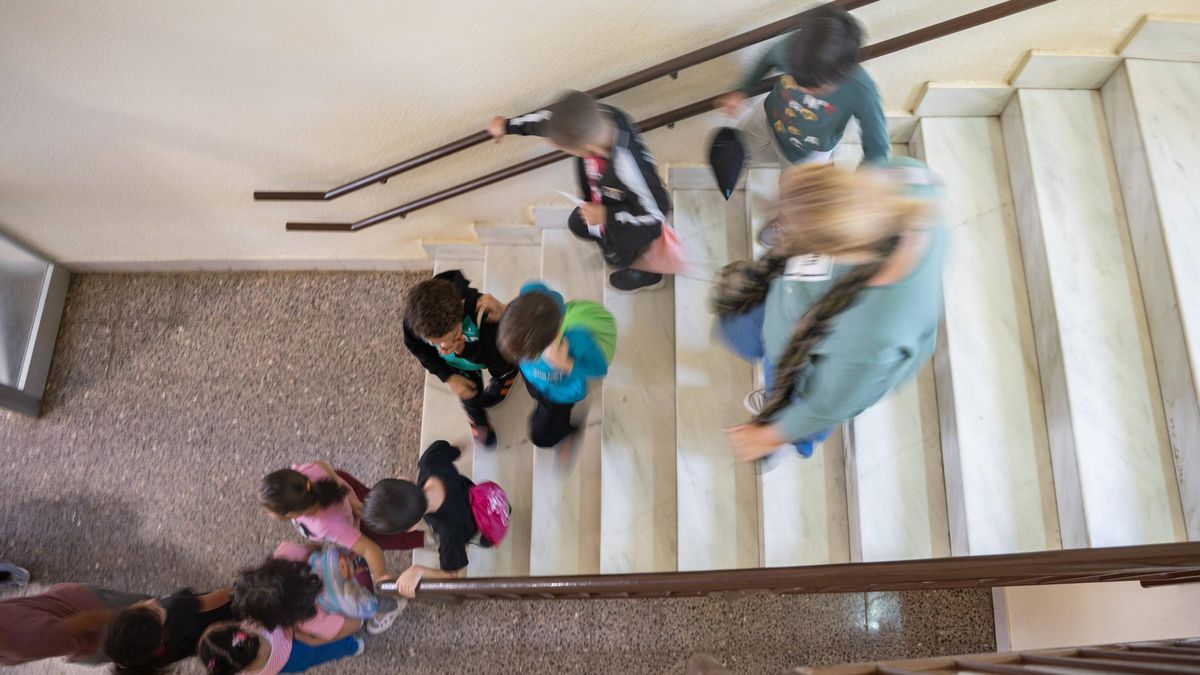 Alumnado bajando la escalera de una escuela catalana, este curso.