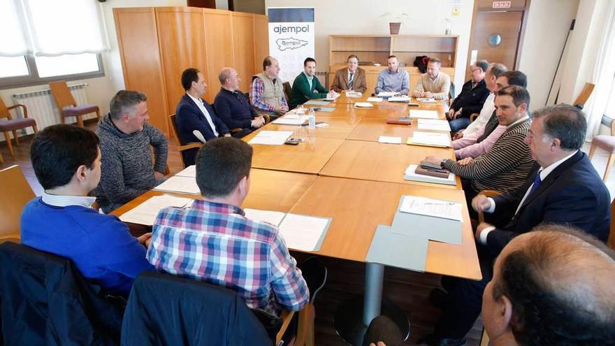 Asistentes a la asamblea de Ajempol, ayer, en el Real Club Náutico de Salinas.