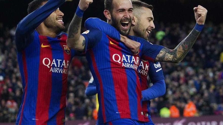 Rafinha y Jordi Alba felicitan a Aleix Vidal por su gol, el quinto del Barcelona.