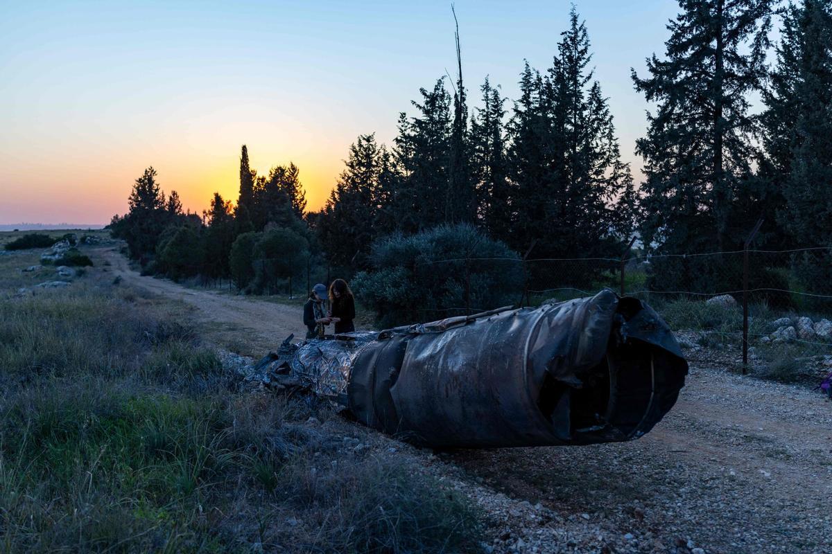 Fragmento de un misil iraní a las afueras de la ciudad israelí de Elad, en el centro del país, este martes.