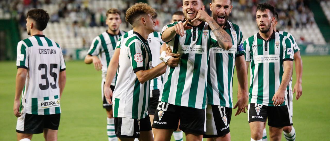 Antonio Casas celebra un gol con sus compañeros, ante el Antequera, la pasada temporada, con la publicidad de &quot;Córdoba Patrimonio de la Humanidad&quot; en la elástica blanquiverde.