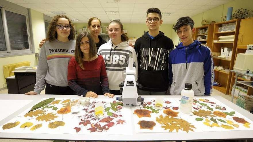 Maceira, Honrubia, Fernández (detrás), Granja, Fontán y Simón, ayer, en el instituto. // Bernabé/Javier Lalín