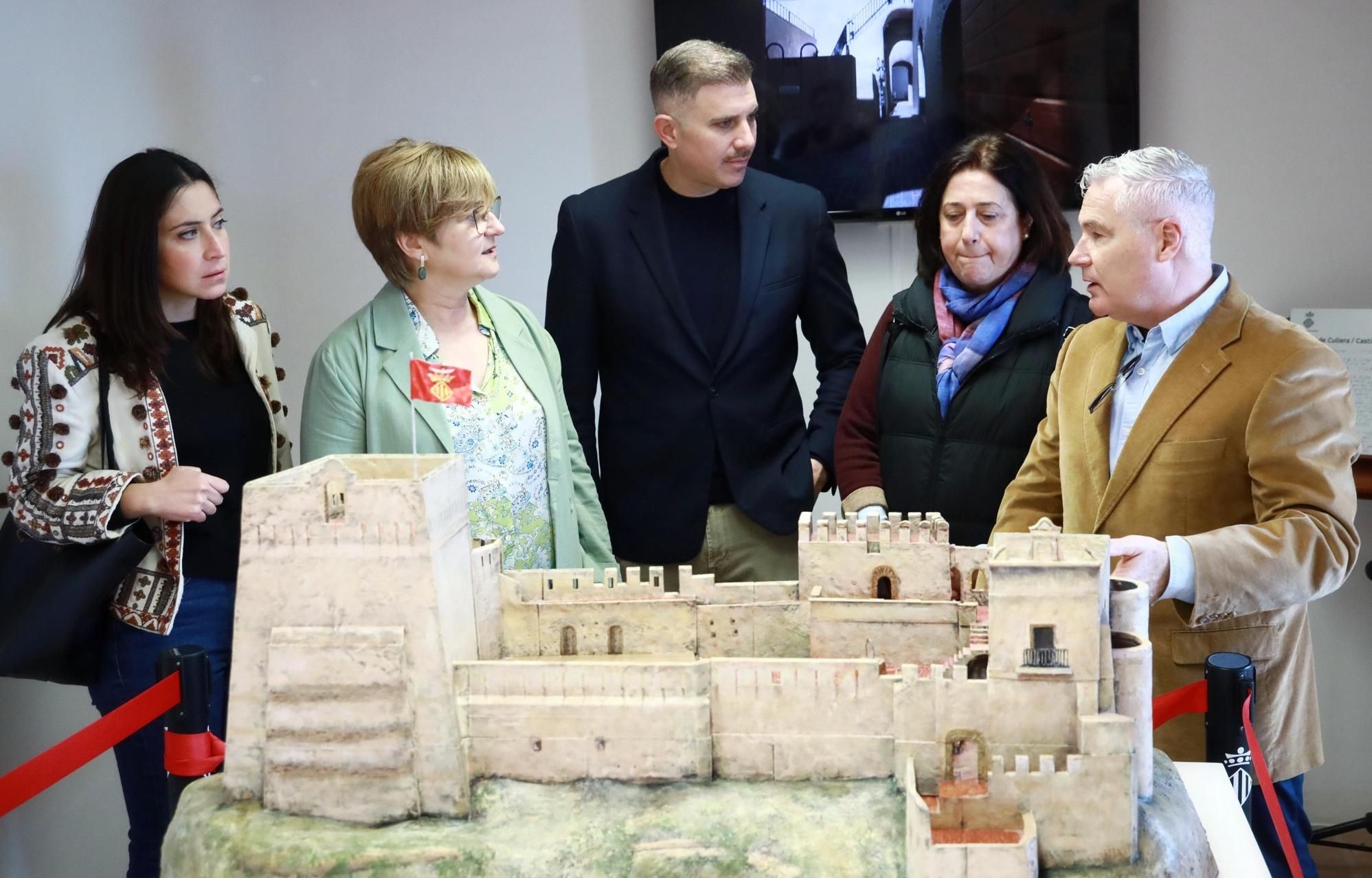 Las autoridades, este jueves, en la presentación de la maqueta del castillo.