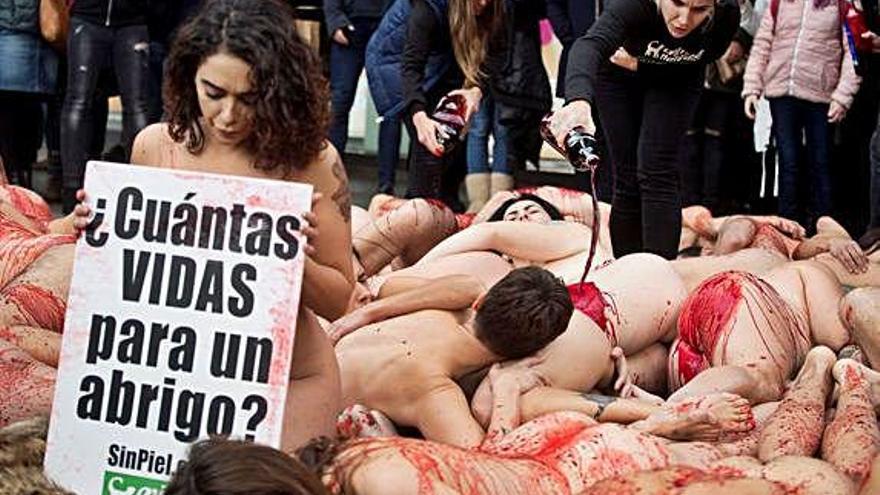 Protesta contra la indústria pelletera a Barcelona