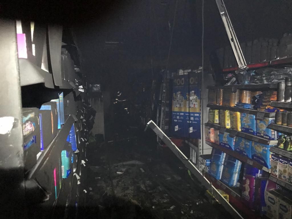 Incendio en el supermercado SPAR La Aldea III