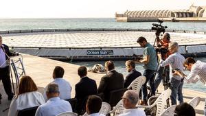 El director de la Plocan, Joaquín Hernández, ayer durante la presentación; al fondo, el prototipo.