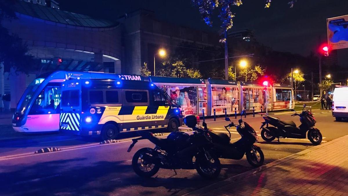 Un vehículo de la Guardia Urbana, junto al tranvía que ha atropellado a un hombre cerca del Fòrum, en Barcelona.