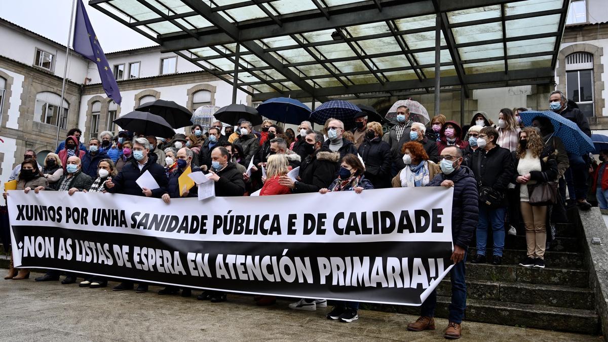 Concentración de políticos y vecinos a las puertas del Hospital Provincial de Pontevedra.