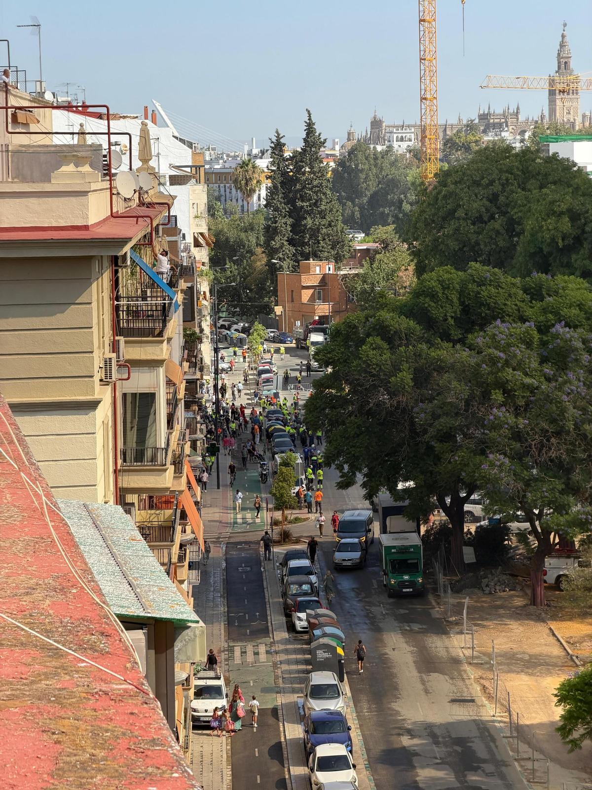 Imagen del despliegue de emergencias desplegado en la calle Juan Sebastián Elcano.