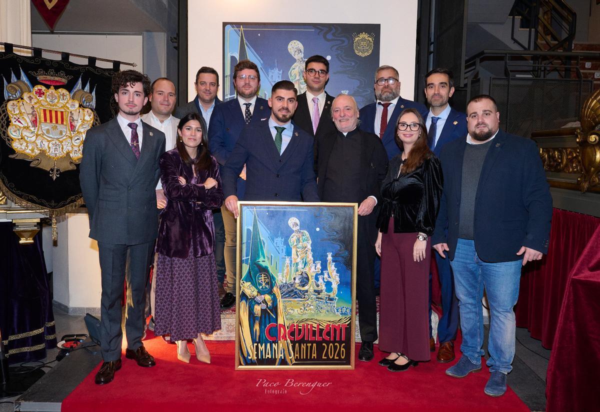 Miembros del Consejo Rector de la Federación, el autor de la exaltación, el portaestandarte y el pregonero 2026, con el cartel de la Semana Santa