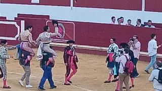Talavante y Aguado salen a hombros en Utrera en la alternativa de Curro Durán