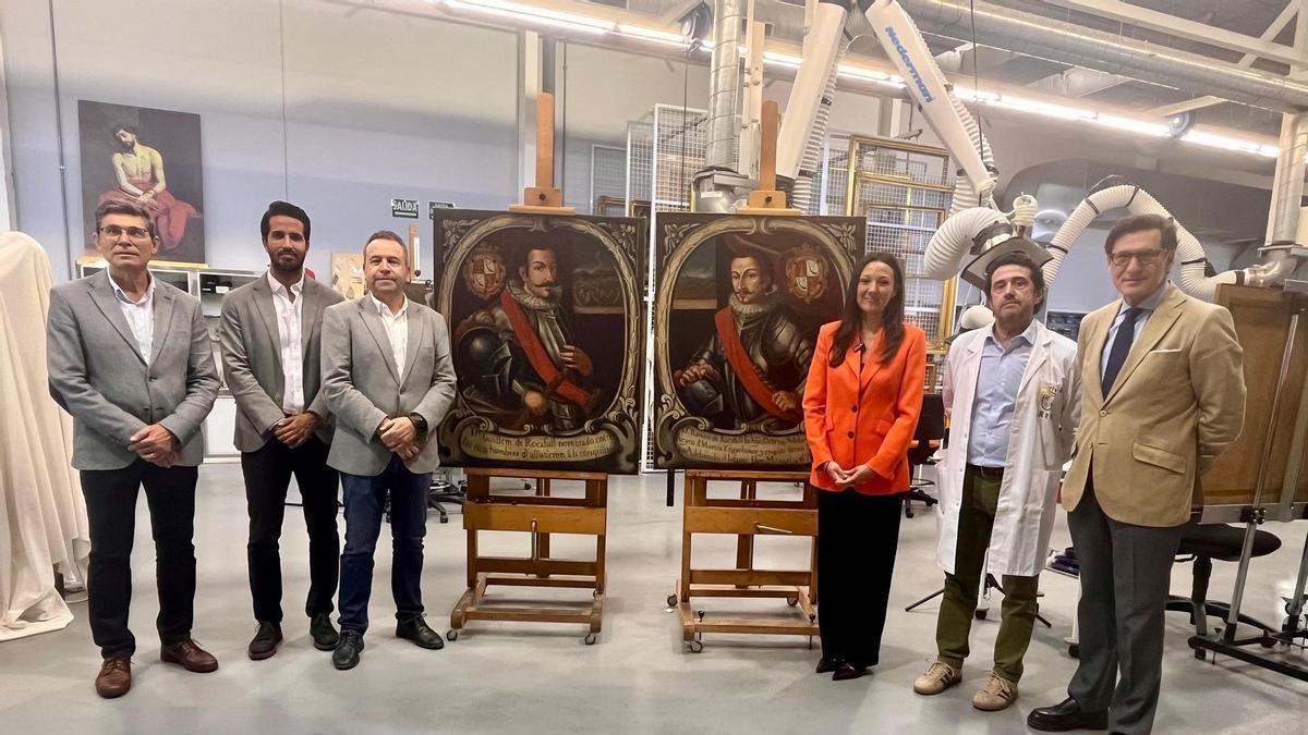 La consejera Carmen Conesa, con el alcalde Abanilla, José Antonio Blasco, y los dos retratos de la familia Rocafull restaurados.