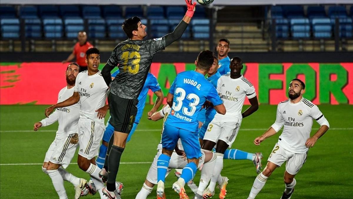 Thibaut Courtois despeja el peligro entre jugadores del Real Madrid y del Valencia