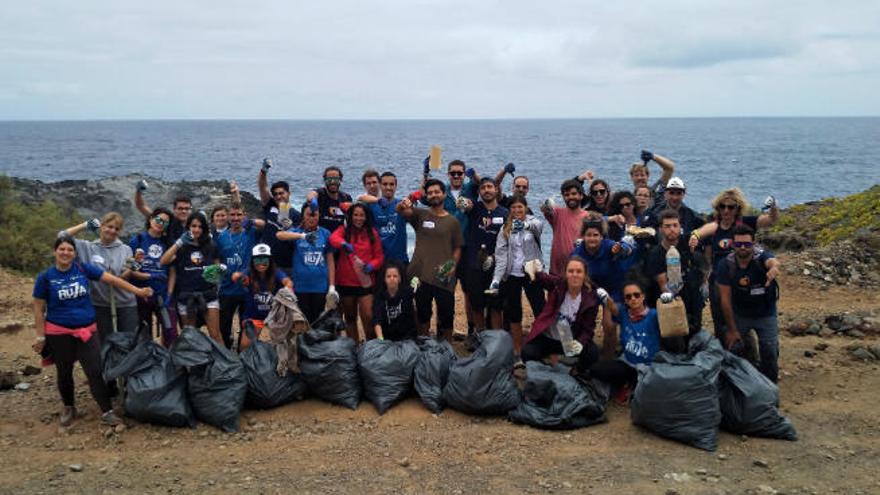 Participantes en la limpieza de playa en la costa de Arucas.