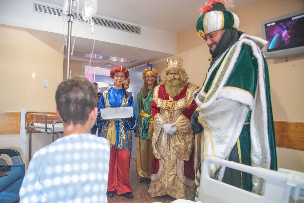 Visita de los Reyes Magos al Hospital Vega Baja