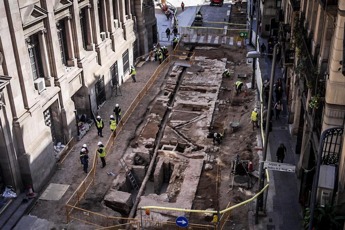 Vista de las exploraciones arqueológicas en la calle Fusteria, donde se han hallado restos de casas medievales de Barcelona. Vista de las exploraciones arqueológicas en la calle Fusteria, donde se han hallado restos de casas medievales de Barcelona.