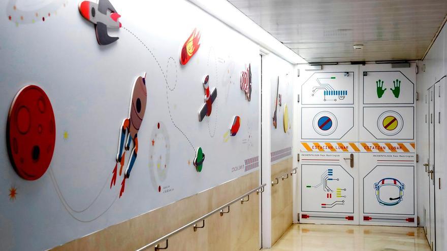 Imagen de archivo de la decoración de la planta de oncología pediátrica. EFE/Emilio Naranjo