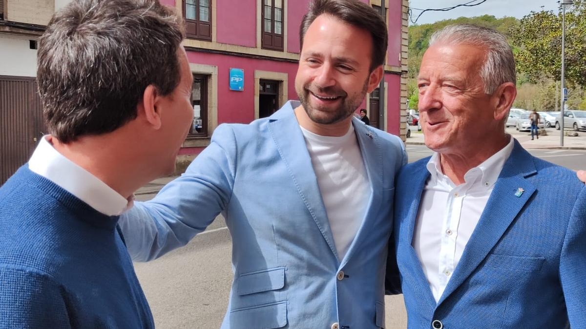 José Felgueres y Álvaro Queipo, ayer, en Villaviciosa, con Adrián García, que aparece de espaldas.