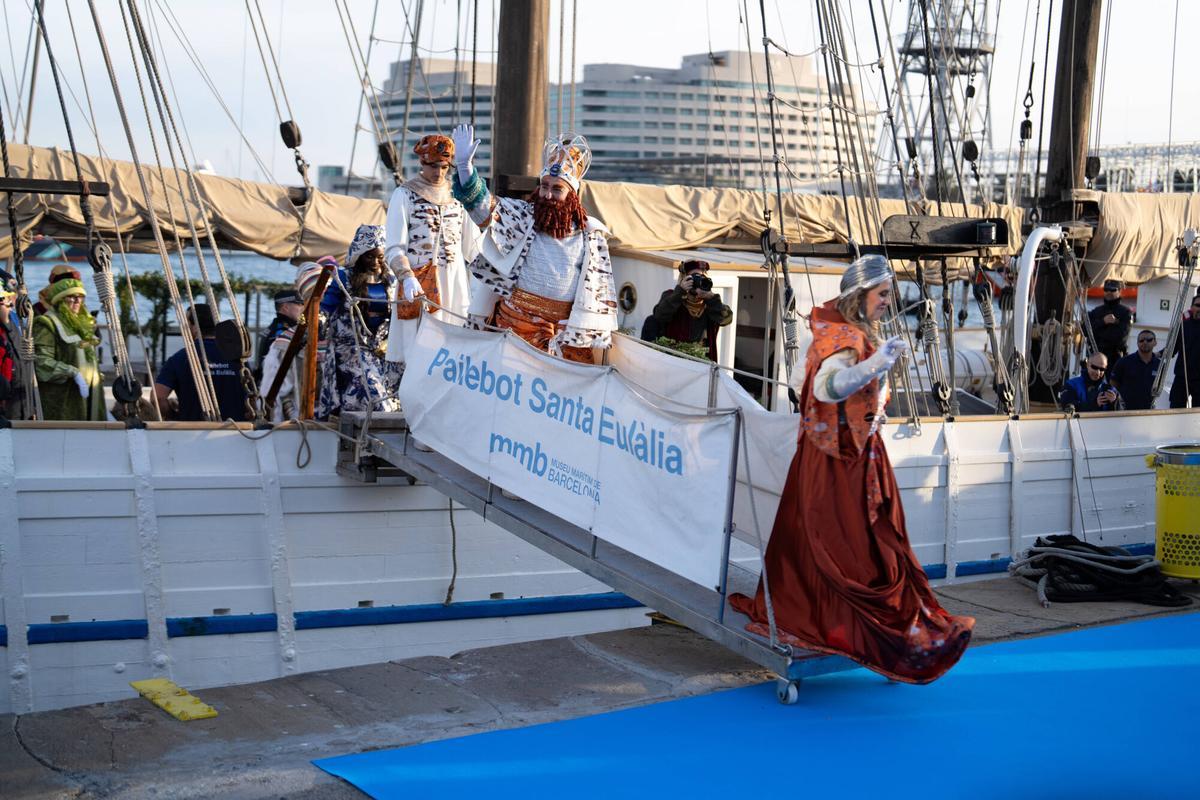 Miles de personas colman la costa de Barcelona para dar la bienvenida a los Reyes Magos