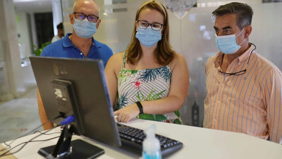 Cabra, el primer teletrabajo municipal de Andalucía mantiene el toma y daca