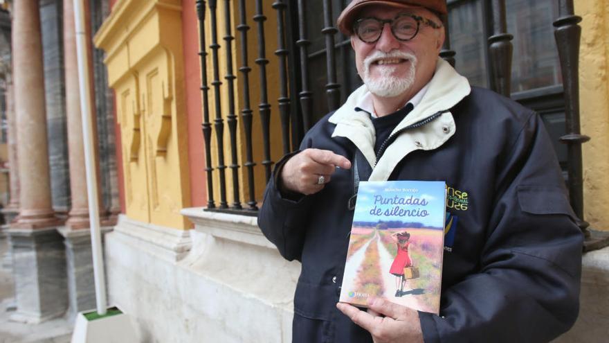 Moncho Borrajo, ayer, en la plaza del Obispo, con su última novela, Puntadas de silencio.