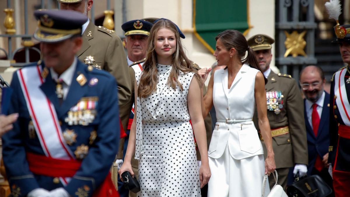 La princesa Leonor seguida por la reina Letizia durante la entrega de despachos a los nuevos oficiales del Ejército de Tierra, este viernes en la Academia General Militar de Zaragoza.