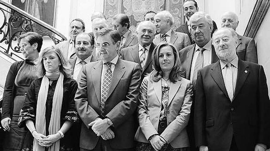 Miembros de la dirección regional del PP y alcaldes del partido, posando tras el encuentro que mantuvieron ayer.