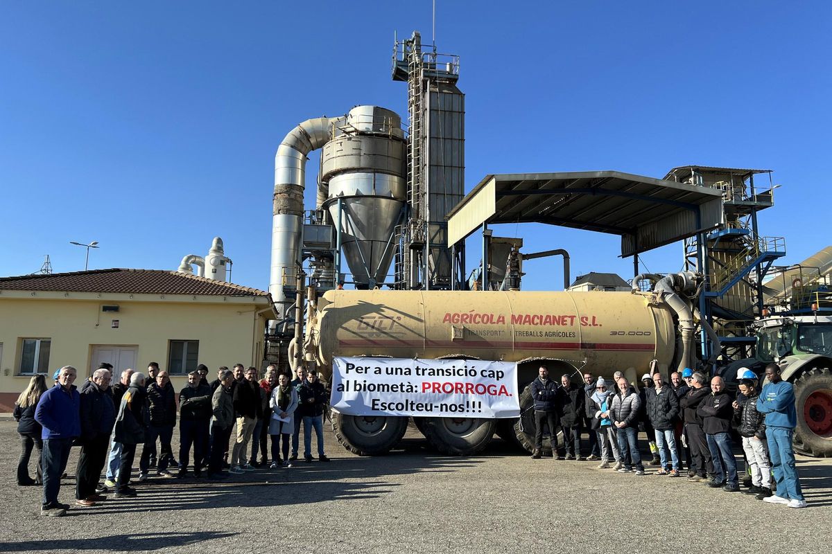 Concentración ante una planta de Alcarràs.