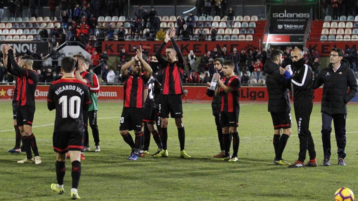 Los futbolistas del Reus agradecen al público su apoyo tras el partido ante el Numancia