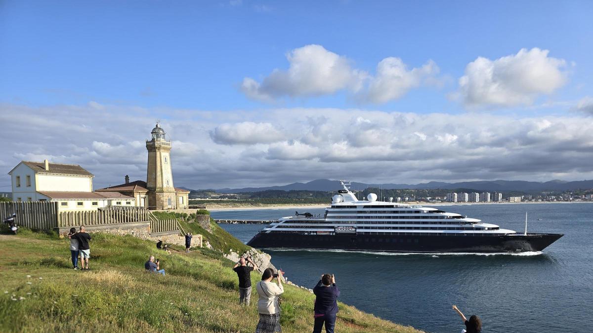 El "Scenic Eclipse" en una anterior visita a la ciudad, desde el Faro de Avilés.