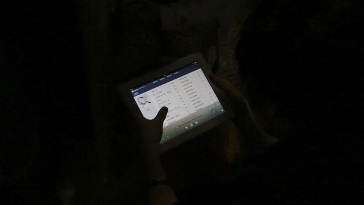 Un iPad en la oscuridad.