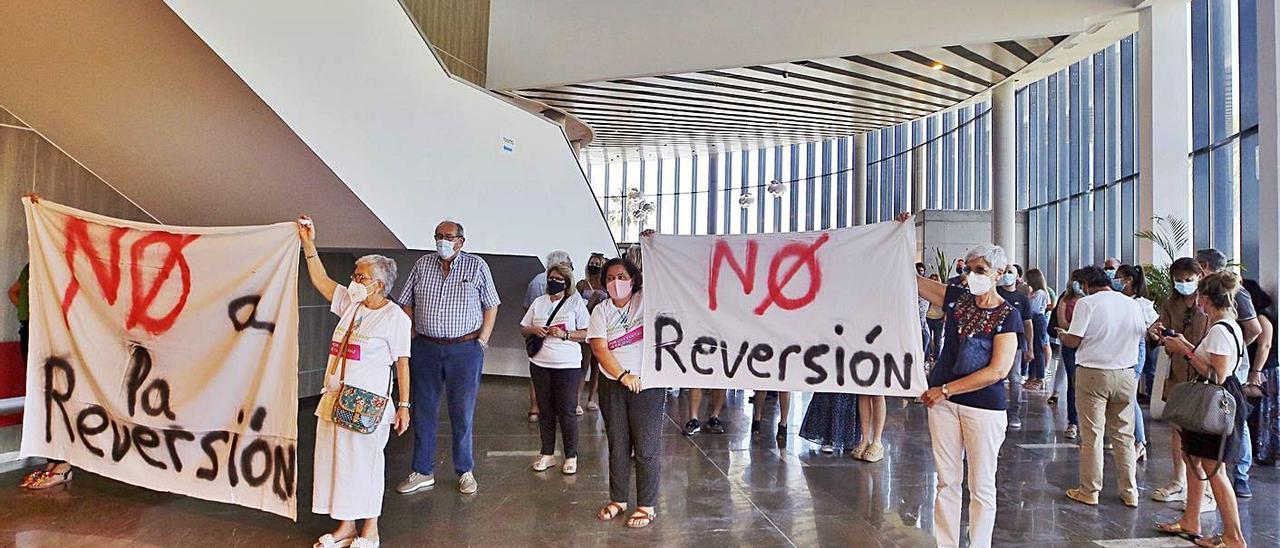 La protesta de Sanidad Excelente y personal de Ribera Salud en el Auditorio. | JOAQUÍN CARRIÓN