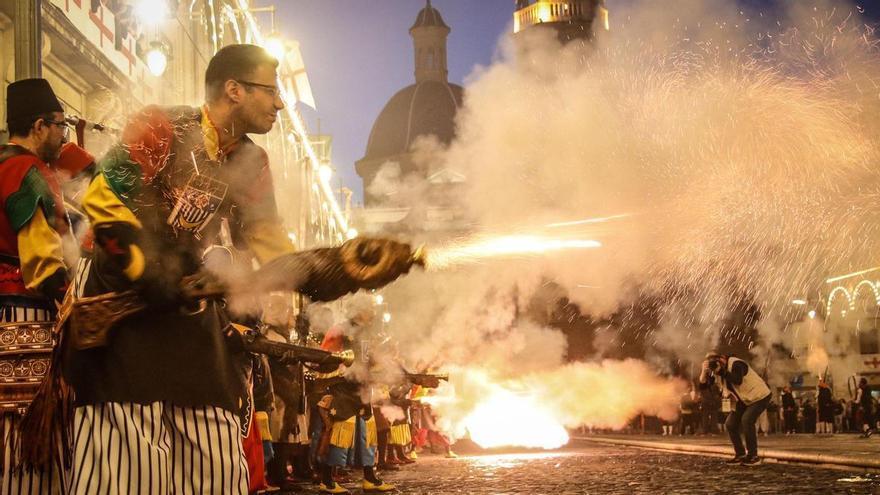 Apoteosis de pólvora y arcabuces en Alcoy por el 750 aniversario del patronazgo de San Jorge