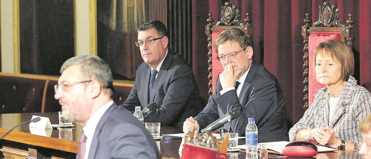 El director y editor del congreso ‘600 Anys de la Generalitat’, Antoni Furió, con Enric Morera, Ximo Puig y la rectora Mavi Mestre.