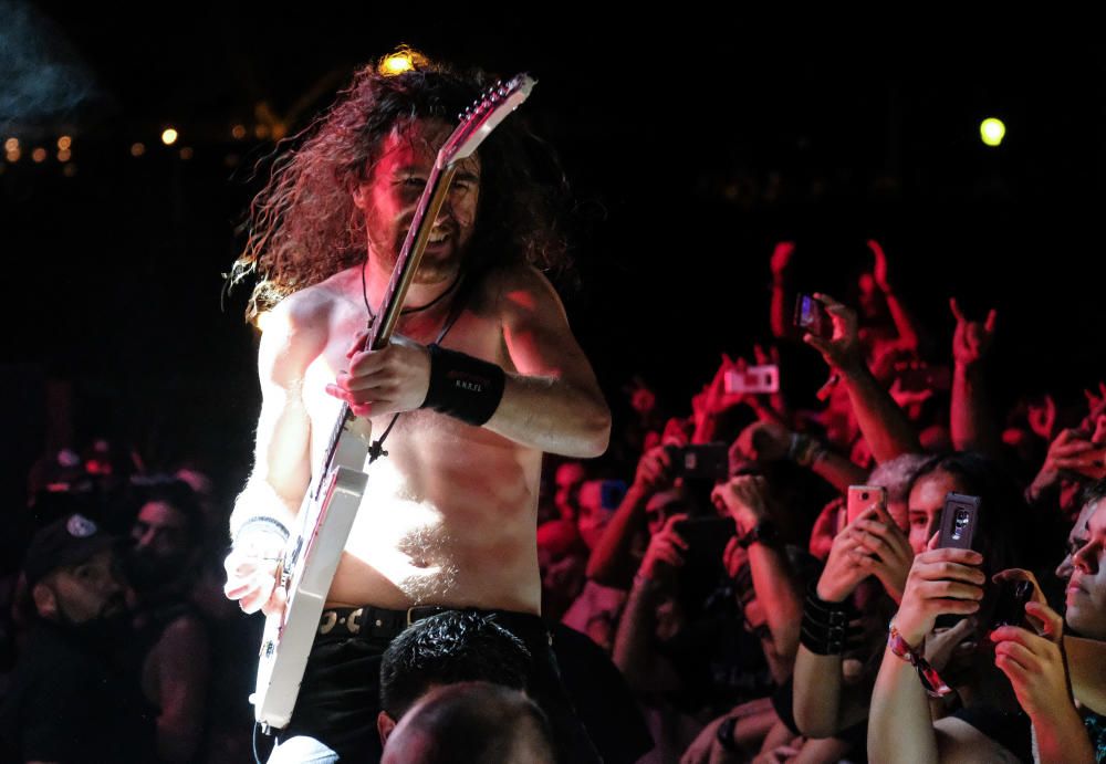 Airbourne, la banda australiana, no defraudó al público de Leyendas del Rock en la tercera jornada del festival.