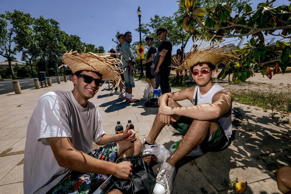 Colas para el concierto de esta noche de Bad Bunny en el Palau Sant Jordi.