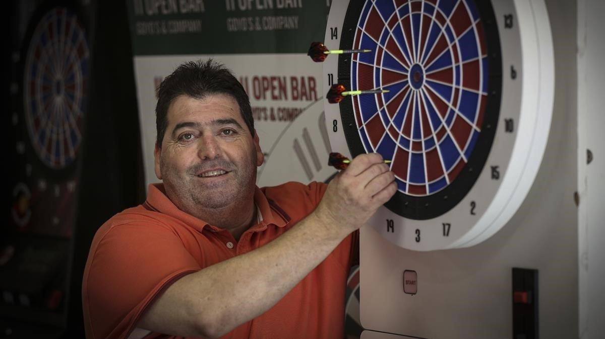 Goyo Díaz, en su bar de Sant Boi.