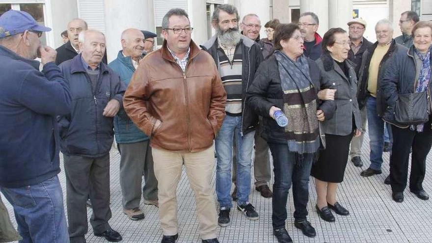 Vecinos de Aldán, antes de la última sesión en los juzgados de A Parda, en diciembre. // S. Álvarez