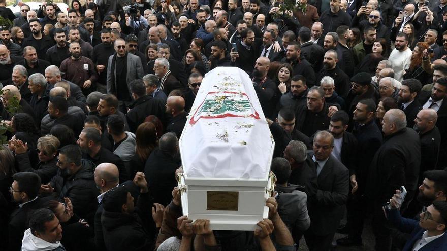 Líbano despide en un multitudinario funeral al dirigente cristiano Pierre Mouawad y a su esposa