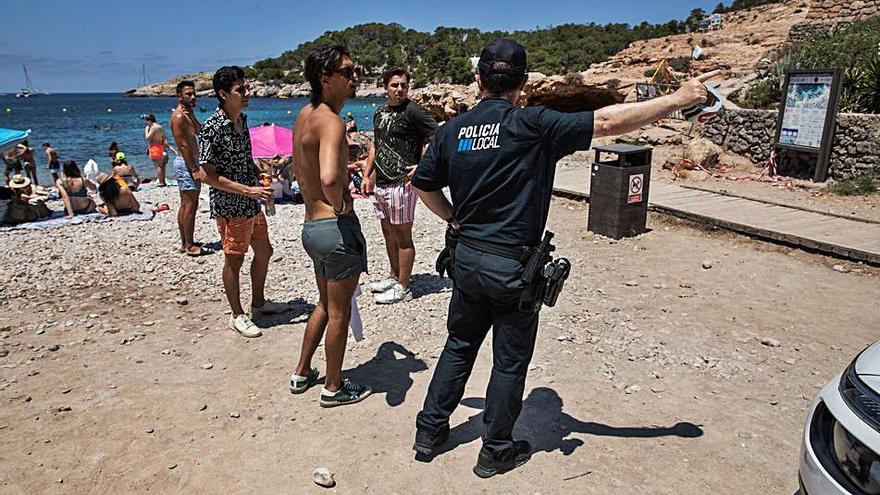 La Policía de Sant Antoni acudió a la playa para recolocar el precinto en el camino.