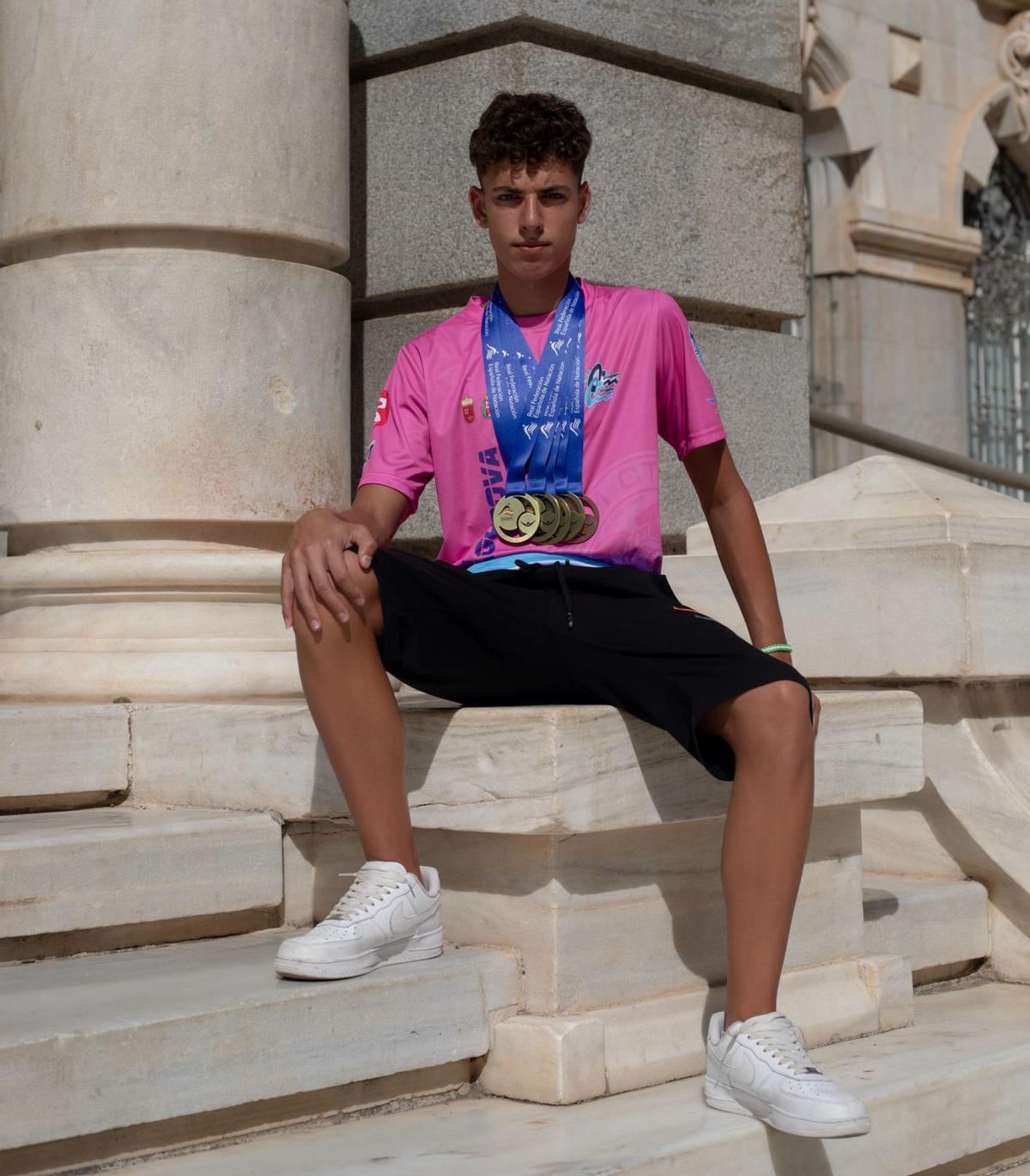 Marco Martínez, con las medallas conquistadas en el Nacional  infantil colgadas del cuello. | LOYOLA PÉREZ DE VILLEGAS