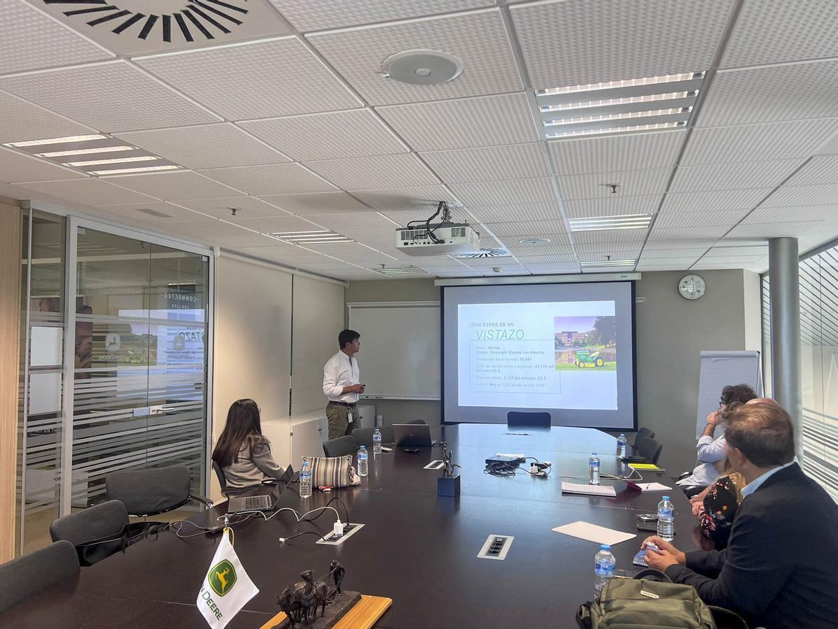 La Diputación de Córdoba visita el centro de innovación de John Deere en Parla para estudiar colaboraciones con Agrosocial Plus.