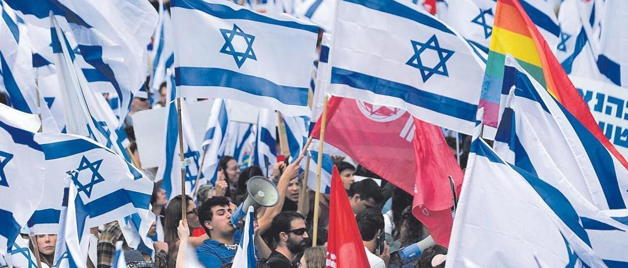 Una de las multitudinarias protestas contra la reforma judicial en Israel.